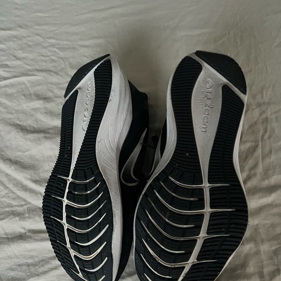 Nike Black and White Sneakers - Picture 4 of 7